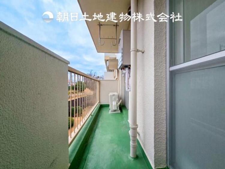 バルコニー 【バルコニー】温かい太陽を感じる事ができるのは、目の前に遮るものが無いから。彼方に広がる風景が絵画のように広がります。