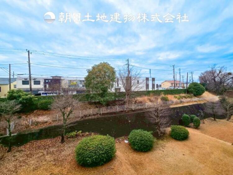 その他 【眺望】気持ちよい開放感があり、遮るものもなく気持ちのいい景色が広がります。お部屋にも爽やかな風と暖かく柔らかな日差しが差し込み、気持ちを穏やかにしてくれます。毎日の暮らしを豊かに彩ります。