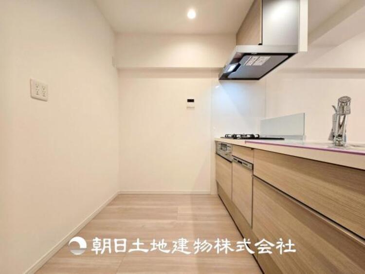 キッチン 【キッチン】シンプルで使いやすいデザインにこだわったキッチン。プライベートスペースを彩るインテリアとしての美しさと、快適な日常を支える機能性と強さがひとつになった自慢のキッチンです。