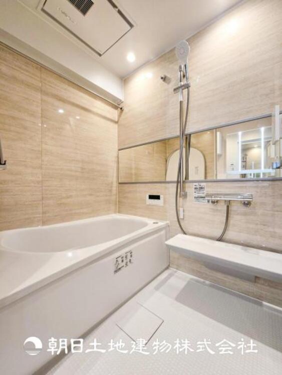 風呂 【浴室】上品な色合いが魅力のバスルームは、ほっと落ち着く空間を作り出しています。広々とした浴槽で体を癒やしながら、疲れを取り除けるような仕様です。お子様と一緒に楽しく入るのもいいですね。