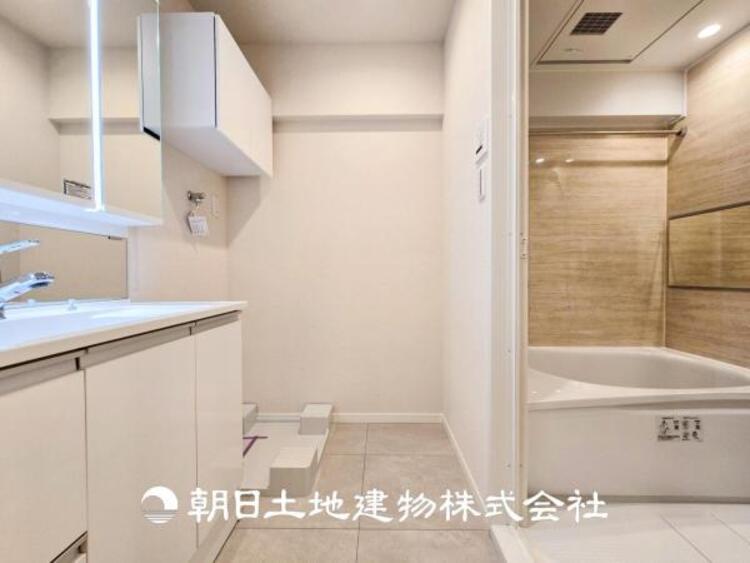 洗面 【洗面化粧台】広々とした洗面台は、日々の身だしなみチェックや歯磨きなど、朝の慌ただしい時間でも心に余裕とゆとりを作ってくれます。今日も１日頑張ろう。そう思える場所でありたいと思っています。