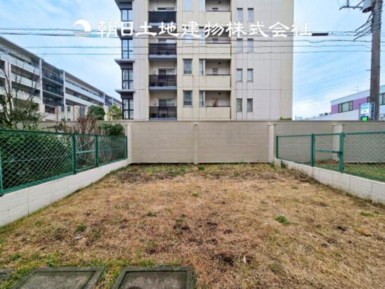 その他 【お庭】外に遊びに行けない環境の今、お子さまの遊ぶスペースにお困りではありませんか？このお家はゆとりあるお庭があるので、安心して外で遊ぶことができます。