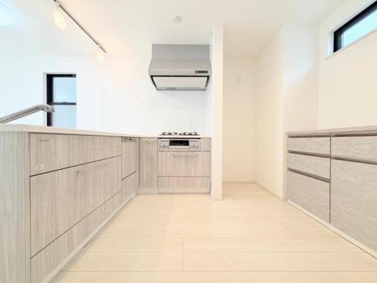 キッチン ●〇家族で並んでクッキング。皆でわいわい楽しく作るお料理は愛情たっぷりのごちそうに。キッチンで過ごす家族時間は大人になっても心に残る素敵なオンリーワンの思い出に。食後の片付けも苦にならない空間です〇●