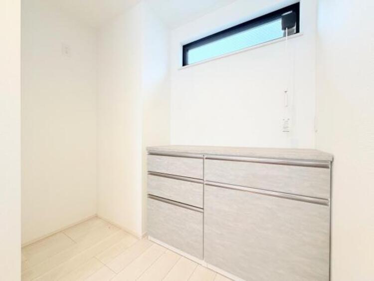 キッチン 〇●長期保存できる缶詰や調味料などの食品類の他、かさばるペーパーやラップ類をまとめて収納しておけます。キッチンまわりの掃除用具などを置くのにも便利ですね。〇●