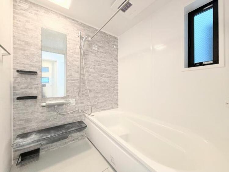 風呂 ●〇ユニットバスはゆったりとくつろげる1坪タイプ。足までしっかりと伸ばせる浴槽は心身ともにしっかりと疲れを癒してくれます。お子様と一緒の入浴でも充分な広さです。バスルームは疲れを癒すくつろぎの場所〇●