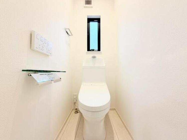 トイレ ●〇ゆとりをもった広さ、白ベースに清潔感ある空間です。もちろんウォシュレットも完備しております。小物を収納するスペースがあるのも良いですね。毎日頻繁に利用する大切な空間だからこそ、こだわりたいです〇●