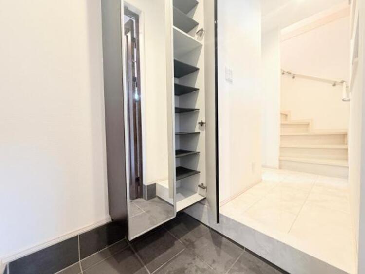 その他 ●〇お客様を迎える玄関は落ち着いた雰囲気。帰る度に洗練されたテイストの空間に迎えられ誇りと喜びを感じる玄関まわりです。そんな安らぎに満ちた生活空間を予感させる生活イメージが湧き出てきそうな物件です〇●