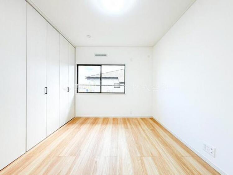 内装 穏やかな寛ぎあじわえるお部屋では有意義な時間がつくれます！大きな窓からと陽光が注がれる明るい空間！光もアクセントの一つとして。一人時間も充実したものにできるプライベートルームは日々を豊かにします！！