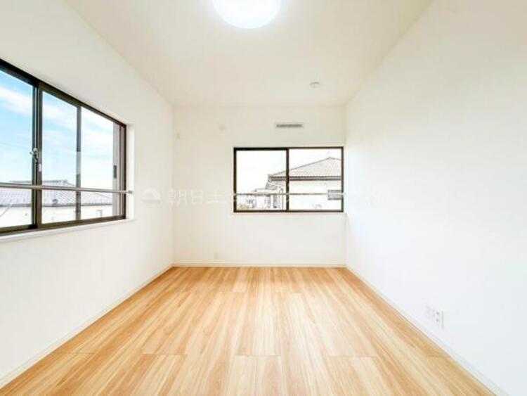 内装 居室はひとり時間を過ごせる安らげるお部屋として活用できます！収納スペースあり！荷物が多くても十分！ベッドや勉強机、テレビなどを置きたい場合におすすめ！！過ごす時間が長くてもゆったり過ごせそうですね！