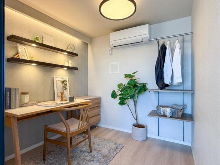 内装 【家具・小物は販売価格に含まれません】オープンクローゼットのあるサービスルーム。