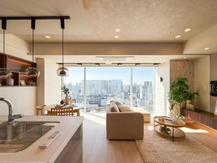 居間 【家具・小物は販売価格に含まれません】ソファーやダイニングテーブルを置いてもゆとりあるＬＤＫ。家族みなさんで寛げる空間をぜひ現地で体感してみてください。