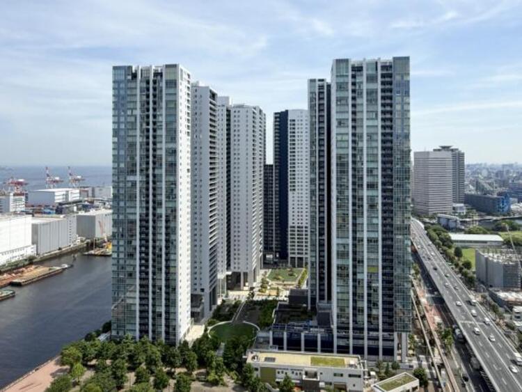 外観 場所によって暖かい日差しの入り方・見え方も違うお住まい。実際の日当たりや現地の雰囲気もご確認ください。