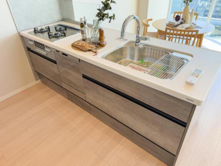 キッチン 広々としたキッチンスペース。食洗機、ディスポーザ付のキッチンは料理が捗ります。