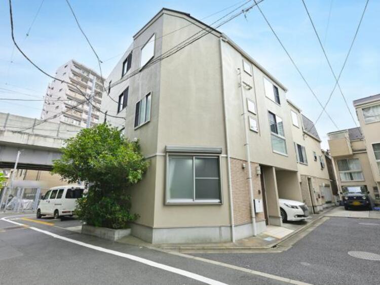 外観 それぞれ独特の顔を持つあなただけのお住まい。各棟によって暖かい日差しの入り方・見え方も違うお住まい。実際の日当たりや現地の雰囲気もご確認くださいませ。