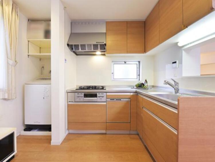 キッチン 焼いたり煮たりと一度にたくさんのお料理を作ることのできる便利な3口コンロがついたシステムキッチンは豊富な収納付き。食後の片づけが楽になるからママの自分時間が増えてにこにこ。