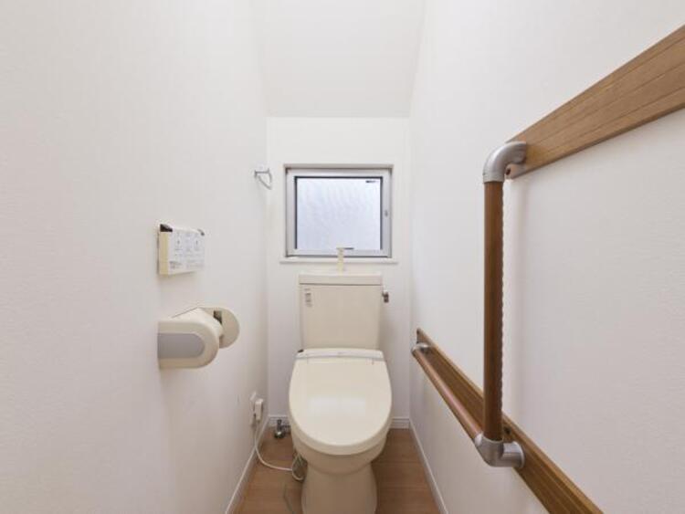 トイレ 白を基調としたウォシュレットトイレは清潔感あるプライベート空間を演出します。