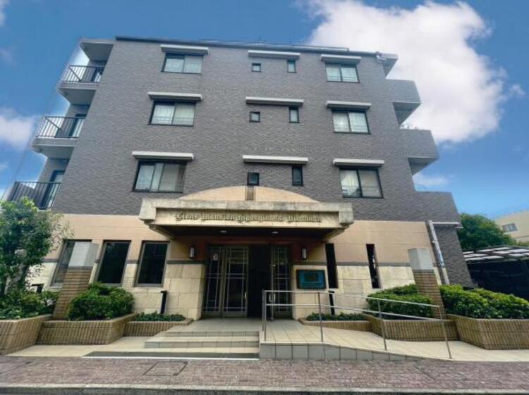 外観 落ち着いた外観が特徴のマンションです。エントランス周りは出入りしやすい設計になっており、植栽が整えられているので建物全体に清潔感があります。