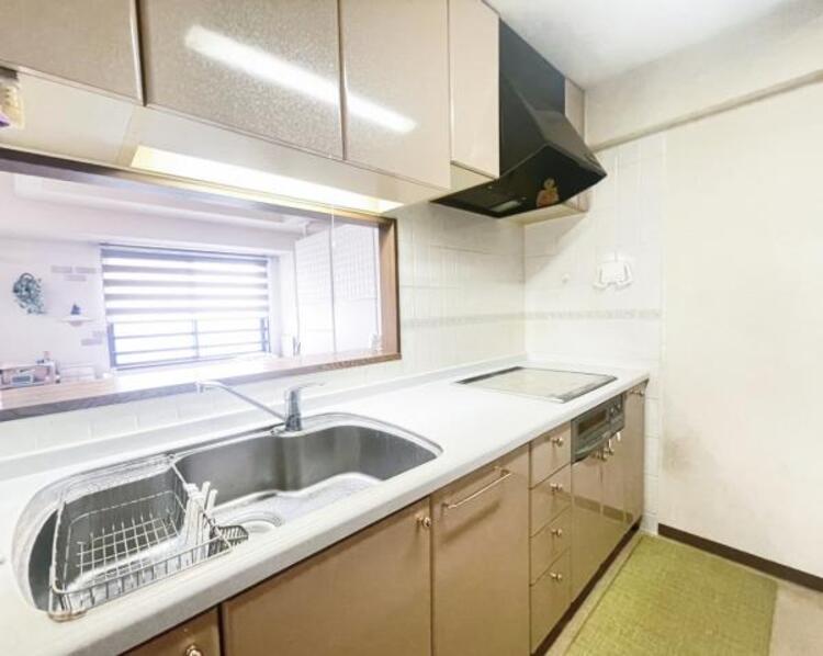 キッチン 使いやすくスタイリッシュなキッチン空間には、忙しい奥様の視界も広がり、お子様の様子なども見ながら調理できる対面キッチンは開放的な空間を演出させます。