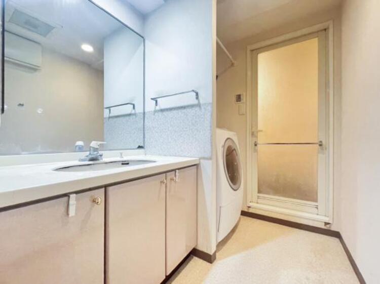 洗面 空間を効率的に利用し収納スペースを確保。一日の始まりと終わりを美しく演出します。