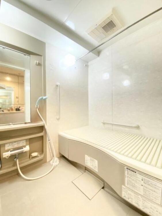 風呂 美しいツヤとなめらかな肌ざわり。水や汚れをはじくお掃除ラクラクな浴槽です。