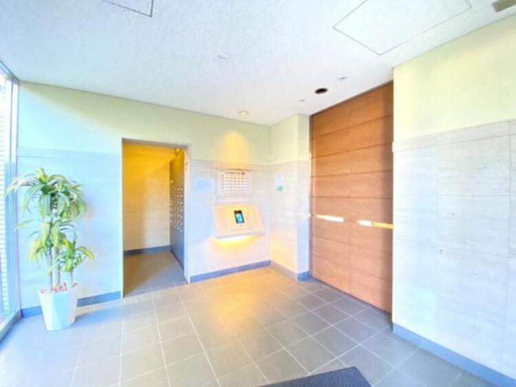 エントランス 雑多な玄関でなくスッキリ空間としての家の顔にできるよう設計しました。