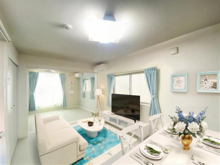 居間 ゆとりあるキッチンスペースを備えるリビングは家族が1番くつろげる癒しの空間（CG加工済み）。