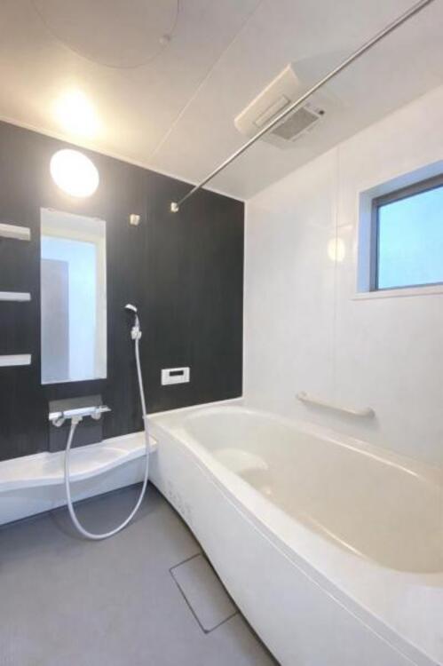 風呂 美しいツヤとなめらかな肌ざわり。水や汚れをはじくお掃除ラクラクな浴槽です。