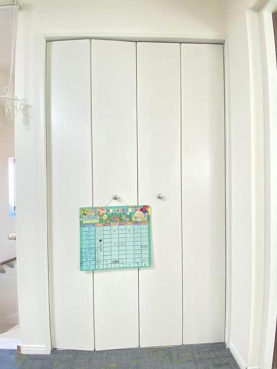 収納 普段使わない季節用品やトランクなど、大きなものもラクラク収納できます。