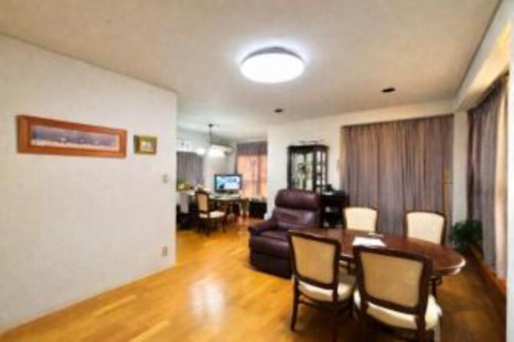 居間 落ち着いた色合いの内装で、居心地の良い空間を演出。 ※こちらの画像は一部家具消しの加工を行っております。