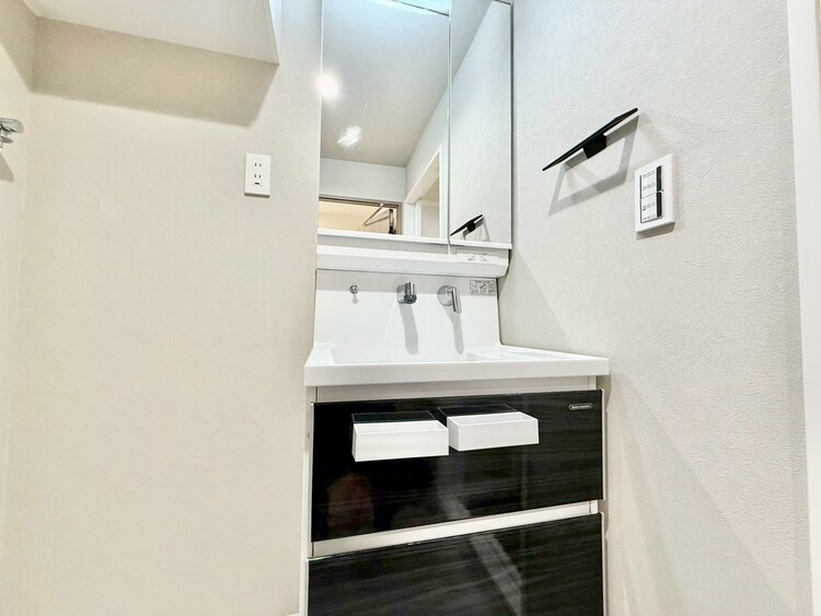 その他 清潔感を感じられる洗面化粧台。