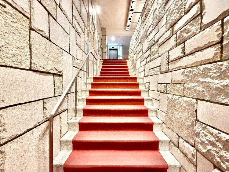 その他 共用部の階段です。明るく清潔に管理されています。