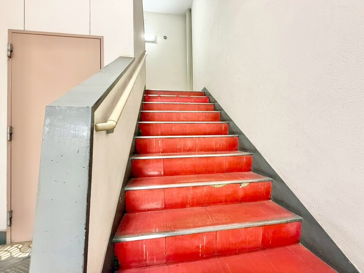 その他 共用部の階段です。明るく清潔に管理されています。
