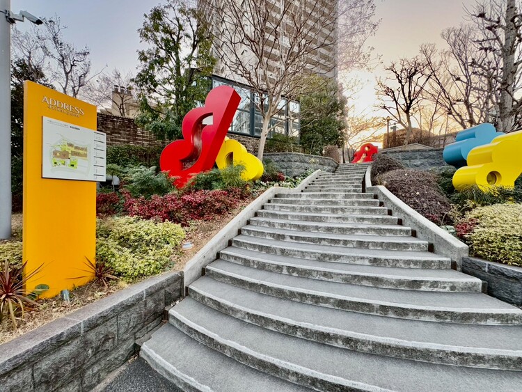 その他 共用部の階段です。明るく清潔に管理されています。