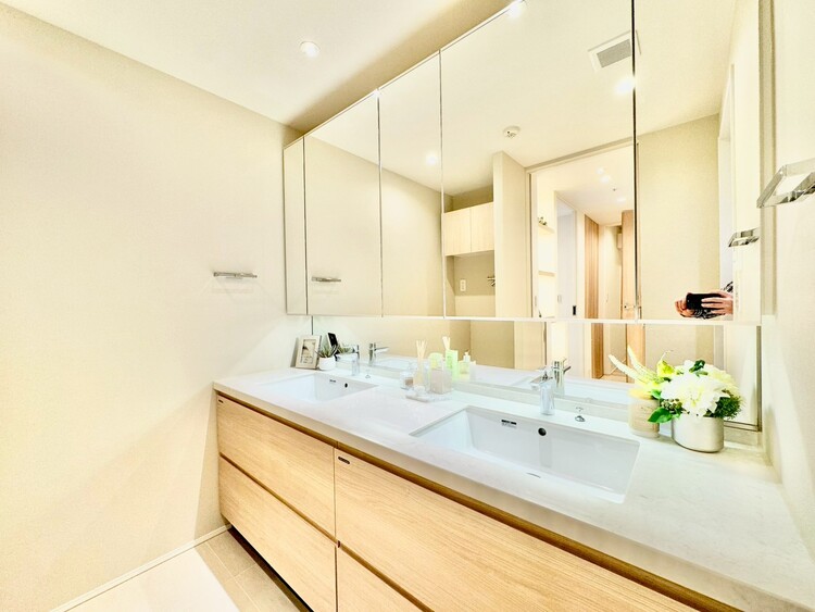 その他 清潔感を感じられる洗面化粧台。