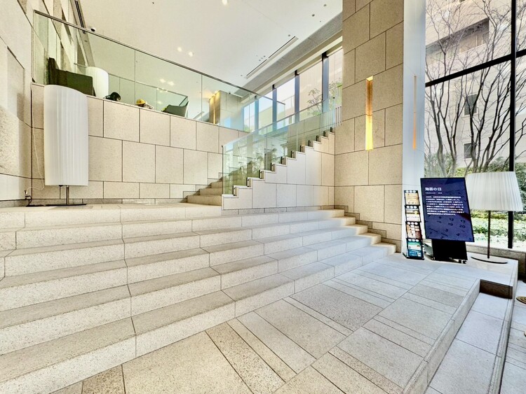 その他 共用部の階段です。明るく清潔に管理されています。