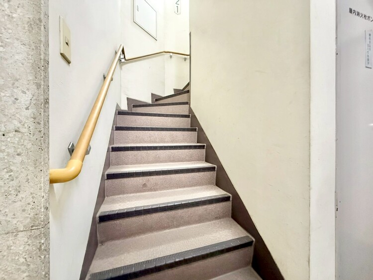 その他 共用部の階段です。明るく清潔に管理されています。