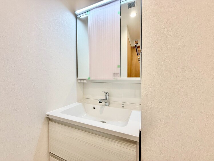 その他 清潔感を感じられる洗面化粧台。