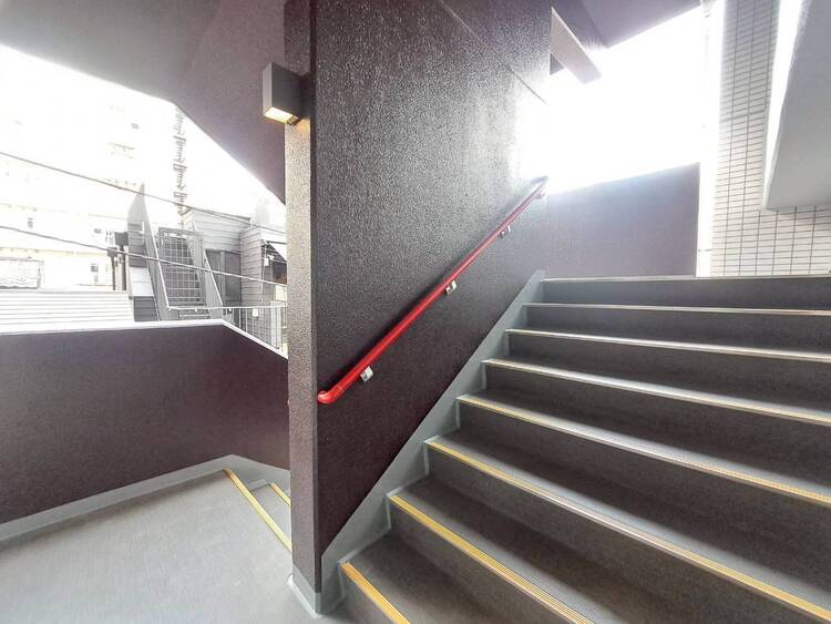 その他 共用部の階段です。明るく清潔に管理されています。