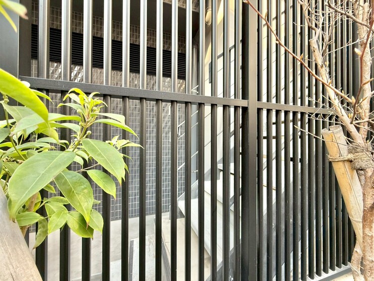 その他 共用部の階段です。明るく清潔に管理されています。