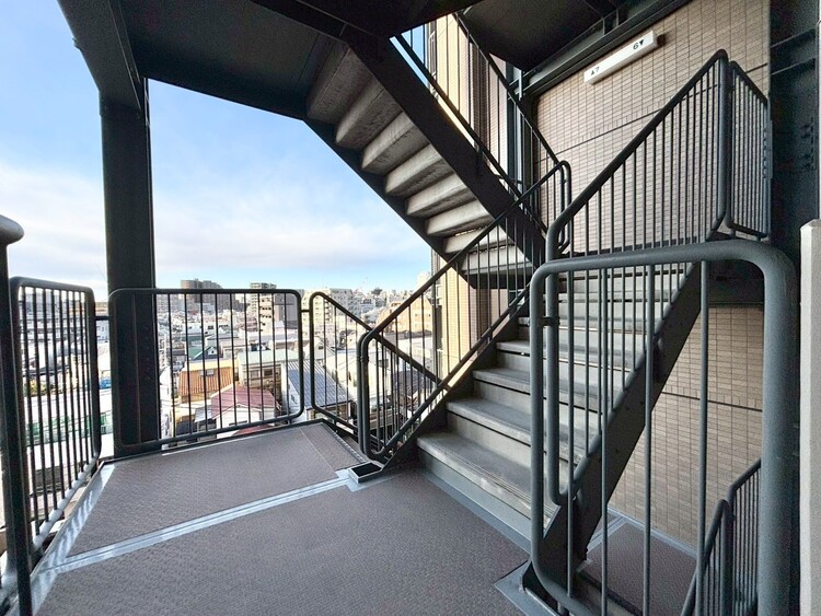 その他 共用部の階段です。明るく清潔に管理されています。