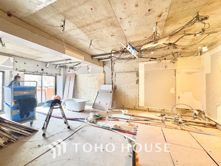 内装 大きなリビングは、高級感漂う設えとゆとりある広さで安心をもたらす特別な場所。暮らしの中心にふさわしい空間です。