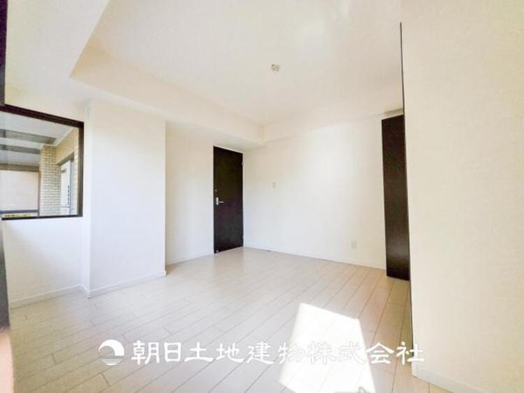 内装 【居室】一人で過ごす空間は音楽を聴いたり読書をしたりと趣味を楽しめる空間です。