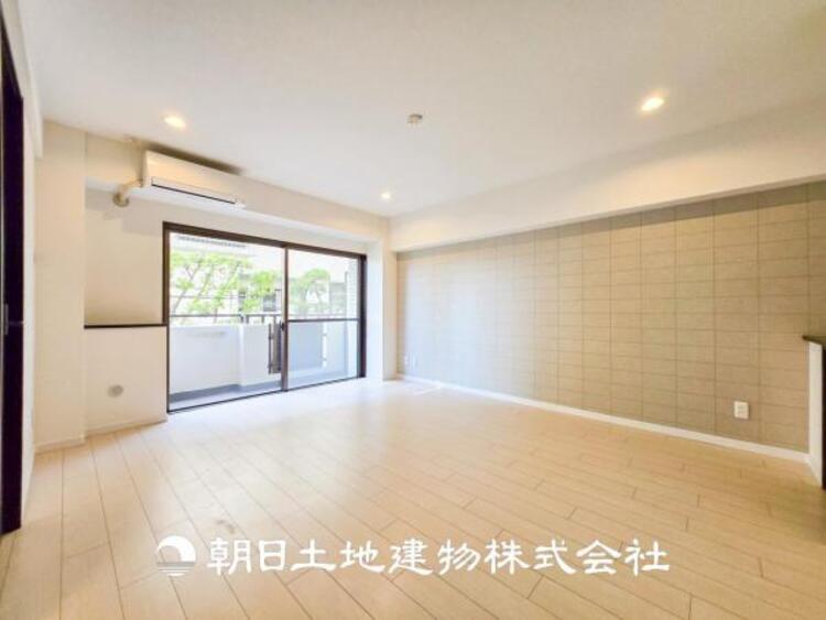 居間 【リビング】大切なご家族、招いた友人と過ごすひと時を溢れる光が優しく包み込む空間。