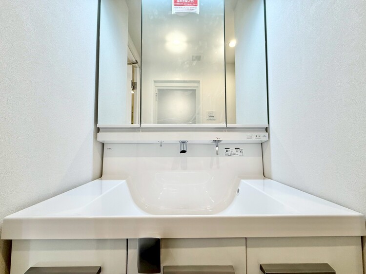その他 清潔感を感じられる洗面化粧台。