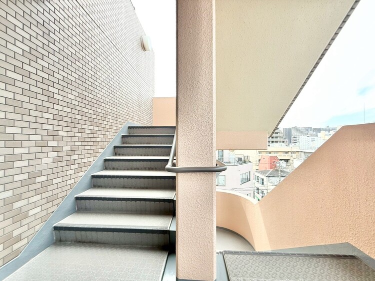 その他 共用部の階段です。明るく清潔に管理されています。