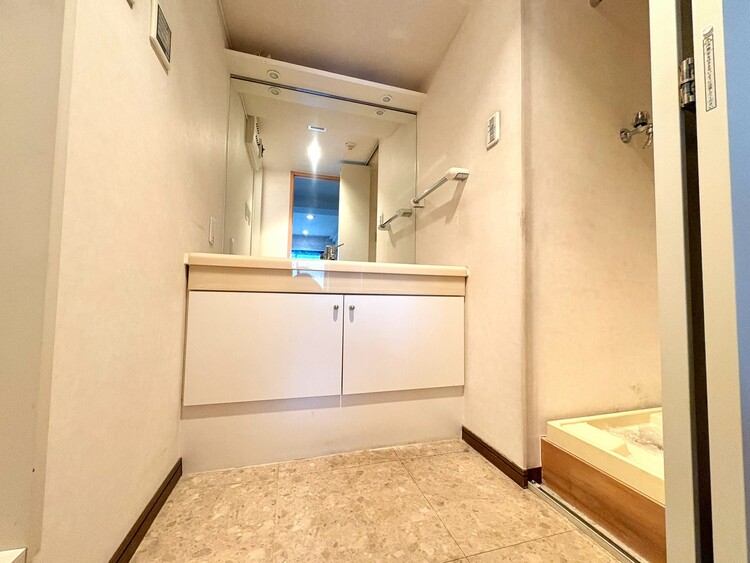 洗面 現在改装中◆快適◆煌びやかな暮らしの中にも忘れたくない快適さ。大きな収納が助けてくれます。