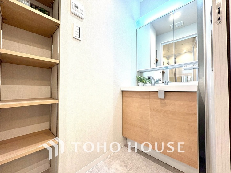 洗面 【WASHROOM】◆快適◆煌びやかな暮らしの中にも忘れたくない快適さ。大きな収納が助けてくれます。