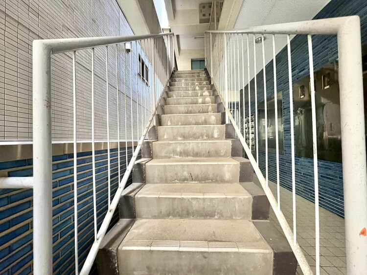 その他 共用部の階段です。明るく清潔に管理されています。