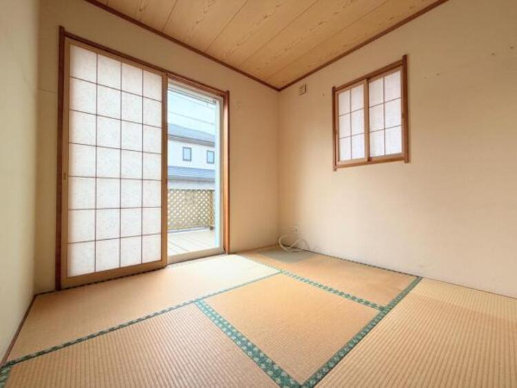 内装 ●〇バルコニーに大きく面した掃出し窓から光が降りそそぐ開放的な居室です。大きな窓からは、太陽の光はもちろん、爽やかな風が部屋一面に吹き抜けます。部屋のこもったニオイもすぐに換気することが出来ます　〇● 