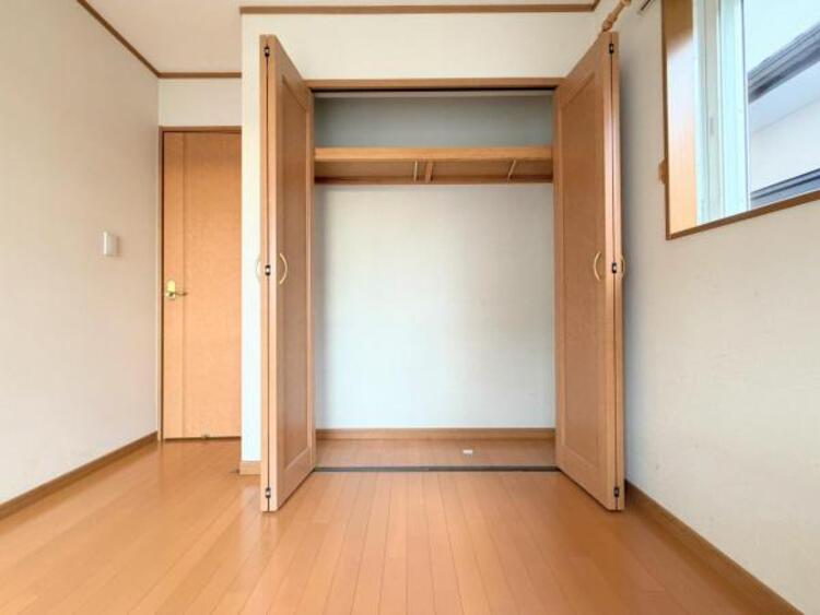 内装 ●〇採光もアクセントの一つとして。プライベートルームにはやさしい光が射し込んでいて、この明るい好みの空間で読書や音楽。充実した時間を過ごせます。日中に明りをつける必要が無い事も物件選びの大きな条件〇● 